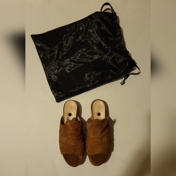 Tanya Heath Convertible Shoes 'Cynthia Kentucky Velvet' - Picture 3 of 13